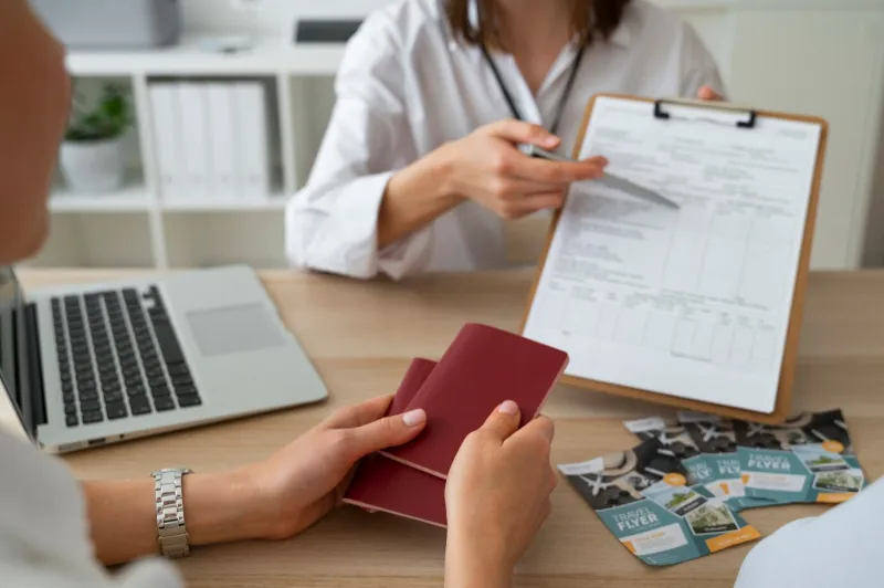 Fast Danışmanlık uzmanı yabancı müşterisinin pasaport ve başvuru belgelerini kontrol ediyor